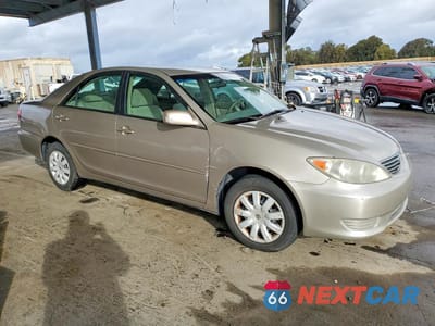 Czwarte zdjęcie samochodu z boku: 2005 TOYOTA CAMRY LE VIN:4T1BE32K75U393162 - miniatura