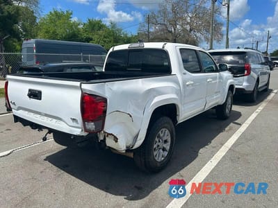 Czwarte zdjęcie samochodu z boku: 2019 TOYOTA TACOMA SR5 V6 VIN:3TMCZ5AN5KM198679 - miniatura