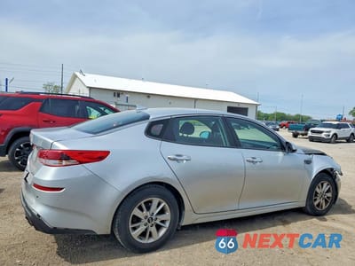 Trzecie zdjęcie samochodu z tyłu: 2019 KIA OPTIMA LX VIN:5XXGT4L3XKG275816 - miniatura