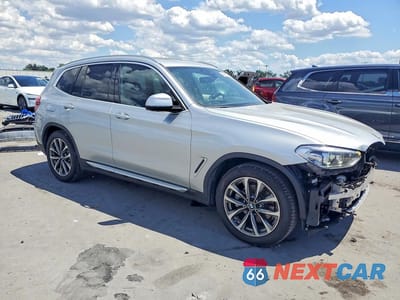 Czwarte zdjęcie samochodu z boku: 2019 BMW X3 SDRIVE30I VIN:5UXTR7C5XKLR47209 - miniatura