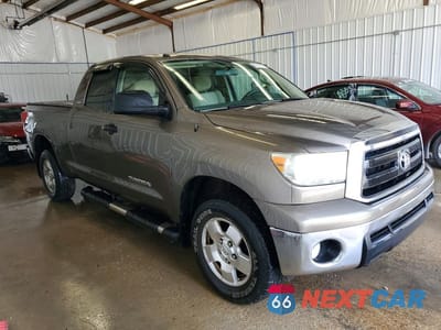 Czwarte zdjęcie samochodu z boku: 2010 TOYOTA TUNDRA DOUBLE CAB SR5 VIN:5TFUM5F12AX011027 - miniatura