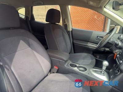 Piąte zdjęcie samochodu w środku: 2013 NISSAN ROGUE S VIN:JN8AS5MV7DW127837 - miniatura