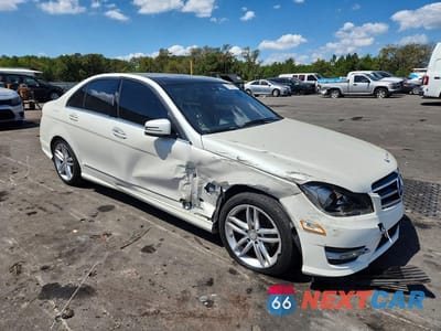 Czwarte zdjęcie samochodu z boku: 2014 MERCEDES-BENZ C 250 VIN:WDDGF4HB9EG215990 - miniatura
