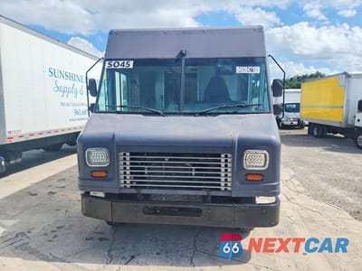 Piąte zdjęcie samochodu w środku: 2019 FORD E450 DELIVERY TRUCK VIN:1FC3E4K69KDC51604 - miniatura