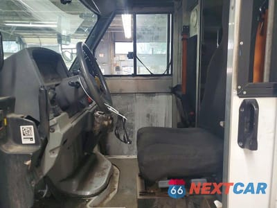 Zdjęcie 7 z 13 samochodu: 2013 ISUZU NPR VIN:JALB4T176D7W00916 - miniatura