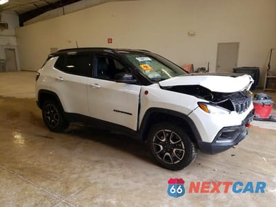 Czwarte zdjęcie samochodu z boku: 2025 JEEP COMPASS TRAILHAWK VIN:3C4NJDDN2ST594452 - miniatura