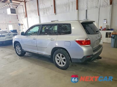 Drugie zdjęcie samochodu z przodu: 2013 TOYOTA HIGHLANDER BASE VIN:5TDBK3EH9DS197045 - miniatura