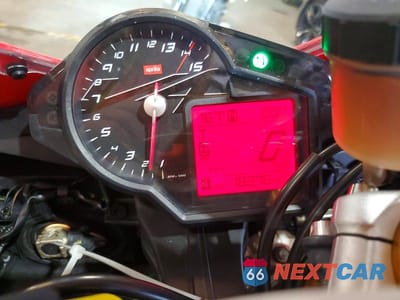 Zdjęcie 7 z 9 samochodu: 2013 APRILIA RSV4 R-FACTORY VIN:ZD4RKU021DS000047 - miniatura