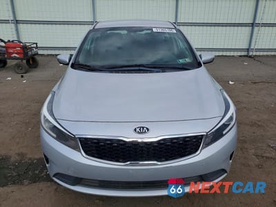 Piąte zdjęcie samochodu w środku: 2017 KIA FORTE LX VIN:3KPFK4A78HE138993 - miniatura