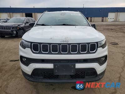 Piąte zdjęcie samochodu w środku: 2024 JEEP COMPASS LATITUDE VIN:3C4NJDBNXRT599184 - miniatura