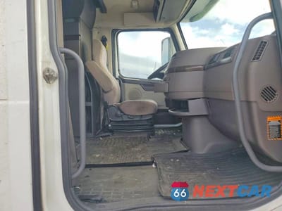 Piąte zdjęcie samochodu w środku: 2018 VOLVO VN VNL VIN:4V4NC9EHXJN961245 - miniatura