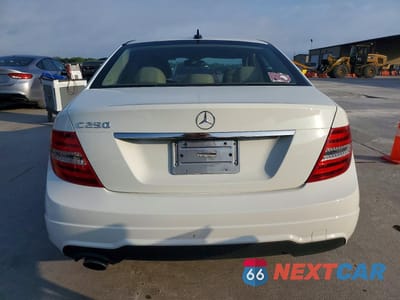 Zdjęcie 6 z 12 samochodu: 2012 MERCEDES-BENZ C 250 VIN:WDDGF4HB8CR195278 - miniatura