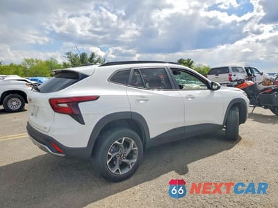 Trzecie zdjęcie samochodu z tyłu: 2024 CHEVROLET TRAX 1LT VIN:KL77LHE26RC131506 - miniatura