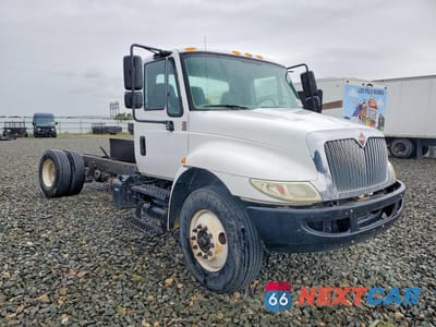 Czwarte zdjęcie samochodu z boku: 2017 INTERNATIONAL 4300 TRUCK CAB AND CHASSIS VIN:3HAMMMML9HL458339 - miniatura