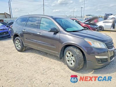 Czwarte zdjęcie samochodu z boku: 2015 CHEVROLET TRAVERSE LS VIN:1GNKRFED4FJ329582 - miniatura