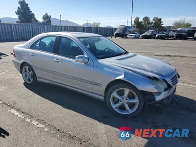 Czwarte zdjęcie samochodu z boku: 2005 MERCEDES-BENZ C 230K SPORT SEDAN VIN:WDBRF40J05F681043 - miniatura