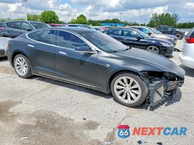 Czwarte zdjęcie samochodu z boku: 2017 TESLA MODEL S VIN:5YJSA1E2XHF193468 - miniatura