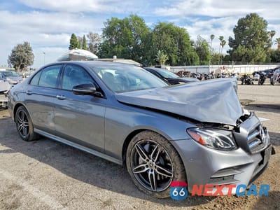 Czwarte zdjęcie samochodu z boku: 2020 MERCEDES-BENZ E 350 VIN:WDDZF8DB2LA709047 - miniatura