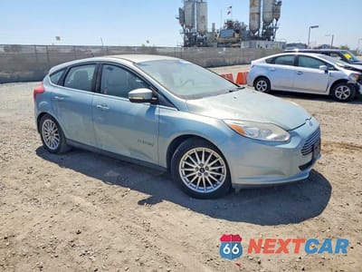 Czwarte zdjęcie samochodu z boku: 2014 FORD FOCUS BEV VIN:1FADP3R44EL281770 - miniatura