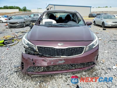 Piąte zdjęcie samochodu w środku: 2017 KIA FORTE LX VIN:3KPFK4A74HE139719 - miniatura