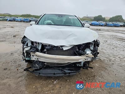 Piąte zdjęcie samochodu w środku: 2022 TOYOTA CAMRY LE VIN:4T1C11AK2NU060079 - miniatura