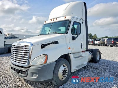 Drugie zdjęcie samochodu z przodu: 2014 FREIGHTLINER CASCADIA SEMI TRUCK VIN:1FUBGEDV4ELFW8390 - miniatura