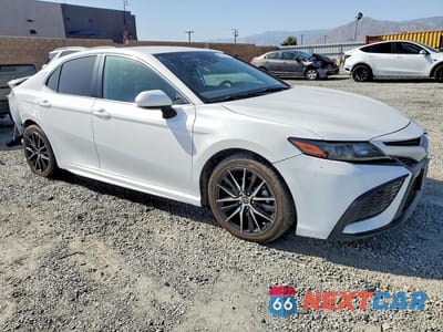 Czwarte zdjęcie samochodu z boku: 2021 TOYOTA CAMRY SE VIN:4T1G11AK0MU616809 - miniatura