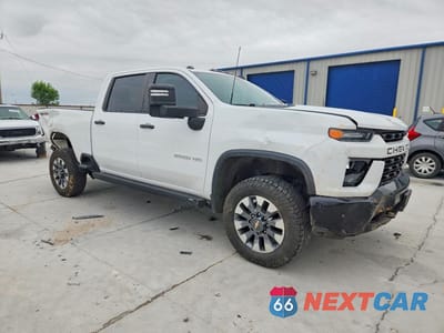 Czwarte zdjęcie samochodu z boku: 2021 CHEVROLET SILVERADO K2500 CUSTOM VIN:1GC4YMEY5MF287144 - miniatura