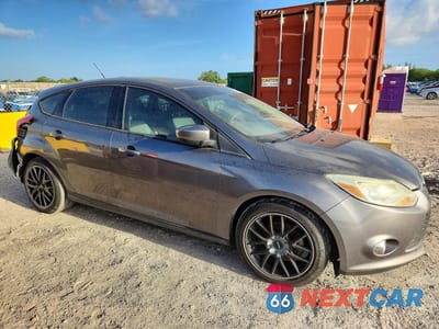 Czwarte zdjęcie samochodu z boku: 2012 FORD FOCUS SE VIN:1FAHP3K23CL415420 - miniatura
