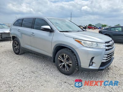 Czwarte zdjęcie samochodu z boku: 2019 TOYOTA HIGHLANDER LE PLUS VIN:5TDZZRFH8KS348336 - miniatura