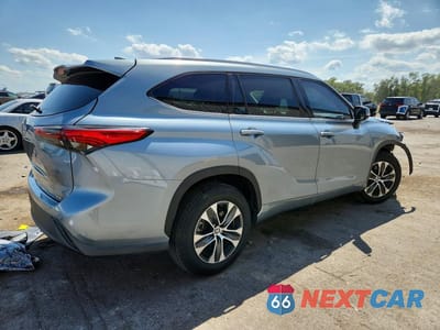 Trzecie zdjęcie samochodu z tyłu: 2020 TOYOTA HIGHLANDER XLE VIN:5TDGZRAH2LS005764 - miniatura