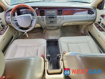 Zdjęcie 8 z 12 samochodu: 2010 LINCOLN TOWN CAR SIGNATURE LIMITED VIN:2LNBL8CV5AX615955 - miniatura