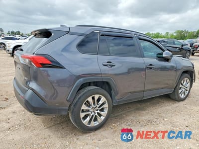 Trzecie zdjęcie samochodu z tyłu: 2021 TOYOTA RAV4 XLE PREMIUM VIN:2T3C1RFV9MC170880 - miniatura