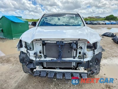 Piąte zdjęcie samochodu w środku: 2018 TOYOTA TACOMA SR VIN:5TFAX5GN7JX105853 - miniatura