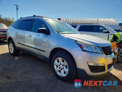 Czwarte zdjęcie samochodu z boku: 2016 CHEVROLET TRAVERSE LS VIN:1GNKRFKD6GJ293125 - miniatura
