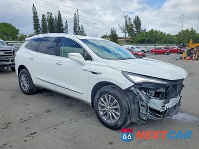 Czwarte zdjęcie samochodu z boku: 2023 BUICK ENCLAVE ESSENCE VIN:5GAERBKW3PJ162526 - miniatura