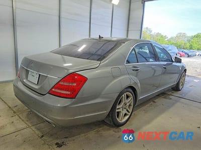 Trzecie zdjęcie samochodu z tyłu: 2010 MERCEDES-BENZ S 550 4MATIC VIN:WDDNG8GB8AA358245 - miniatura