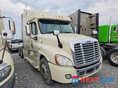 2013 FREIGHTLINER CASCADIA SEMI TRUCK 1FUJGLDRXDLBX8153 - główne zdjęcie licytacji z USA - miniatura