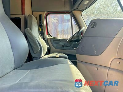 Zdjęcie 9 z 11 samochodu: 2017 FREIGHTLINER CASCADIA TRUCKS SEMI TRUCK VIN:3AKJGLDR2HSHF4212 - miniatura