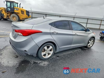 Trzecie zdjęcie samochodu z tyłu: 2013 HYUNDAI ELANTRA GLS VIN:KMHDH4AE7DU811428 - miniatura