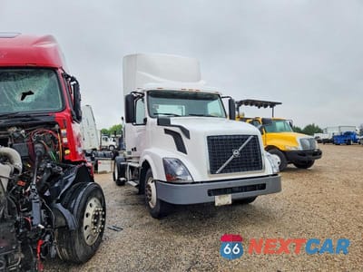 2017 VOLVO VNL SEMI TRUCK 4V4N39TG6HN988222 - główne zdjęcie licytacji z USA - miniatura