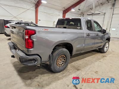 Trzecie zdjęcie samochodu z tyłu: 2021 CHEVROLET SILVERADO K1500 CUSTOM VIN:1GCRYBEK8MZ277549 - miniatura