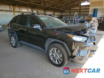 Czwarte zdjęcie samochodu z boku: 2021 TOYOTA RAV4 XLE VIN:2T3W1RFV2MC167204 - miniatura