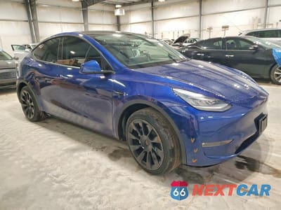 Czwarte zdjęcie samochodu z boku: 2021 TESLA MODEL Y VIN:5YJYGDEEXMF200109 - miniatura