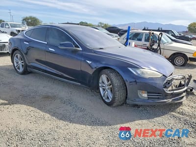 Czwarte zdjęcie samochodu z boku: 2014 TESLA MODEL S VIN:5YJSA1S12EFP32933 - miniatura