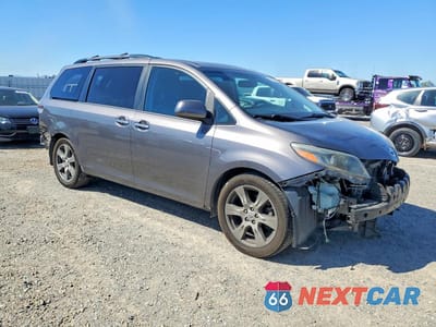 Czwarte zdjęcie samochodu z boku: 2017 TOYOTA SIENNA SE 8-PASSENGER VIN:5TDXZ3DC6HS802491 - miniatura