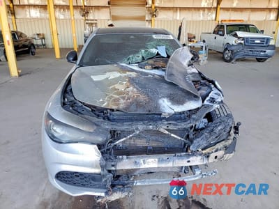 Piąte zdjęcie samochodu w środku: 2019 ALFA ROMEO GIULIA TI VIN:ZARFANBN4K7606575 - miniatura