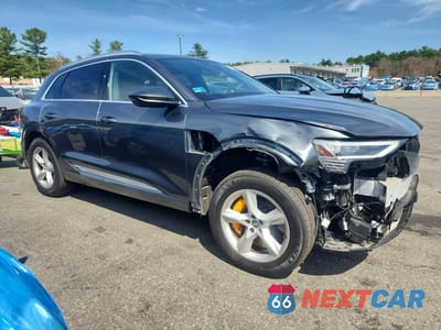 Czwarte zdjęcie samochodu z boku: 2019 AUDI E-TRON PRESTIGE VIN:WA1VAAGE3KB006838 - miniatura