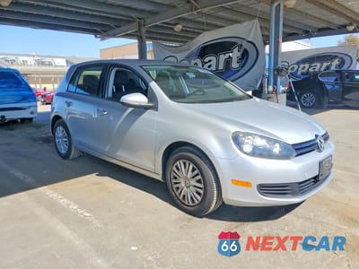 Czwarte zdjęcie samochodu z boku: 2013 VOLKSWAGEN GOLF VIN:WVWDB7AJ7DW017523 - miniatura