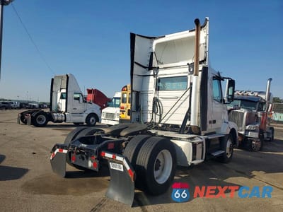 Czwarte zdjęcie samochodu z boku: 2017 VOLVO VN VNL - SEMI TRUCK VIN:4V4N39TGXHN988210 - miniatura
